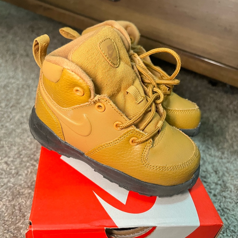 Nike Kids Yellow Tan Boots 8C